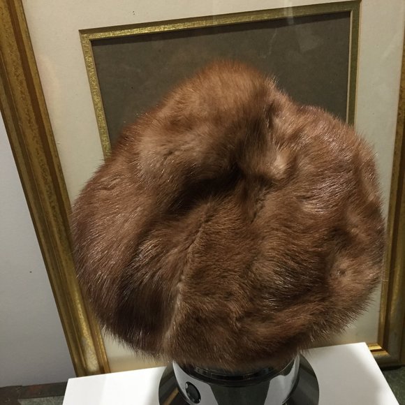 VINTAGE IMPORT SALON EATON'S MINK FUR HATS - Picture 4 of 8